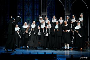 Zdjęcie z pr&oacute;by medialnej spektaklu &bdquo;Zakonnica w przebraniu&rdquo; w Teatrze Muzycznym w Gdyni. Scena zbiorowa 