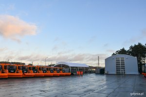 Teren południowej bazy technicznej LIZUD, w tle pomarańczowe pojazdy specjalne i hala solna // fot. gdynia.pl