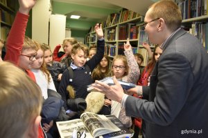 Młodzi gdynianie z wizytą w Bibliotece Urzędu Miasta Gdyni / fot. Paweł Kukla