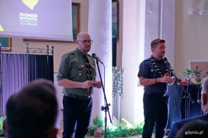 phm. Krystian Domański i phm. Adrian Łukaszewski z Komendy Hufca ZHP Gdynia przemawiający podczas gali Dnia Myśli Braterskiej