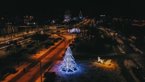 iluminacje świąteczne w Gdyni, widok na miasto z góry, choinka 