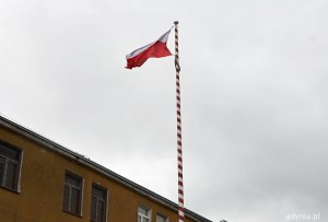 Na zdjęciu maszt flagowy na terenie jednostki