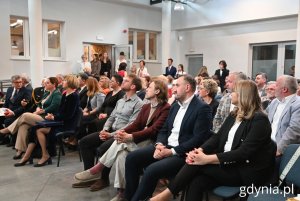 W uroczystościach wzięli udział m.in.: prezydent Aleksandra Kosiorek, dyrektor zarządzający Tomasz Augustyniak, radni: Joanna Zielińska i Łukasz Piesiewicz, a także lokalni działacze. Wśród uczestników pojawiło się liczne grono absolwentów (fot. Magdalena Starnawska)