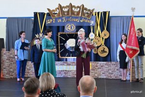 Jubileusz 40-lecia Szkoły Podstawowej nr 42. Na scenie naczelnik Wydziału Edukacji Iwona Tanewska i dyrektorka SP 42 Anna Wilczyńska (fot. Magdalena Starnawska)