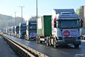 Przejazd protestujących przewoźnik&oacute;w drogowych Estakadą Kwiatkowskiego