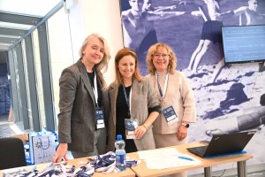 Trzy kobiety z identyfikatorami