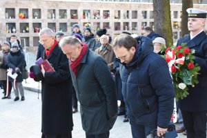 Prezydent Gdyni Wojciech Szczurek oraz wiceprzewodniczacy Rady Miasta Gdyni Andrzej Bień składają wieniec pod tablicą poświęconą pamięci Stefana Wendorffa, fot. Michał Kowalski