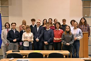 Wsp&oacute;lne zdjęcie Młodzieżowej Rady Miasta Gdyni po ostatniej sesji w 2025 roku