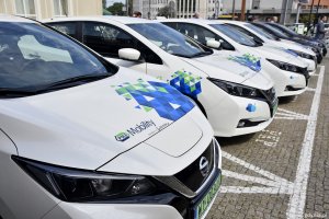 Elektryczne samochody Nissan Leaf dostępne są do wypożyczenia przy dworcu Gdynia Główna // fot. Paweł Kukla