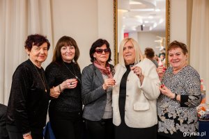 Seniorki pozują do zdjęcia