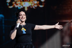 Anne-Marie podczas występu na Open'er Festivalu 2023 // fot. Karol Stańczak