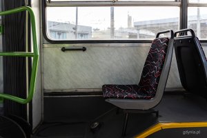 Wnętrze Ikarusa 280T, kt&oacute;ry już znajduje się na zajezdni PKT w Gdyni (fot. Kamil Złoch)