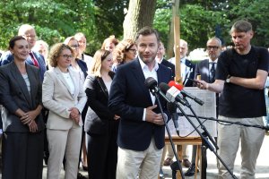Przy mikrofonie senator RP Ryszard Świlski. Na zdjęciu także m.in.: wojewoda pomorska Beata Rutkiewicz, prezydentka Sopotu Magdalena Czarzyńska-Jachim, prezydent Gdyni Aleksandra Kosiorek i prezydent Gdańska Aleksandra Dulkiewicz