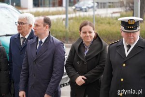Od prawej stoją: kmdr pil. Andrzej Szczotka, dowódca Gdyńskiej Brygady Lotnictwa MW,  prezydent Aleksandra Kosiorek, poseł Rafał Siemaszko i radny Gdańska Andrzej Kowalczys 