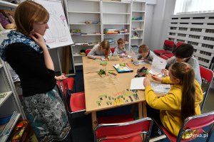 Mimo, że pierwsza połowa ferii nie uszczęśliwiła dzieci śniegiem, to jednak o nudzie nie mogło być mowy! Na zdjęciu uczestnicy zajęć w Bibliotece Wzgórze // fot. Michał Puszczewicz 