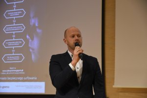 "Trzyletnie doświadczenia spowodowały, że we wrześniu tego roku przyjęliśmy program na kolejne lata i dodaliśmy do niego działania wymierzone w poważny problem jakim jest infoholizm" – mówi Bartosz Bartoszewicz, wiceprezydent Gdyni ds. jakości życia, fot. Jan Ziarnicki