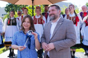 Na zdjęciu wiceprezydentka Gdyni Oktawia Gorzeńska i Tadeusz Szemiot, przewodniczący Rady Miasta Gdyni z kluczem do miasta