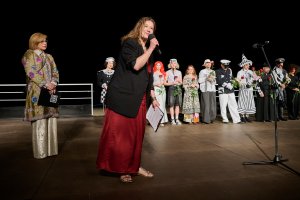 Na scenie dyrektorka Teatru Miejskiego w Gdyni Marta Miłoszewska, jej zastępczyni Katarzyna Renes i aktorzy