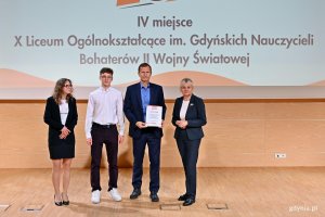 Przedstawiciele X Liceum Og&oacute;lnokształcącego z dyplomem i nagrodą dla szkoły za IV miejsce za aktywność w kampanii &bdquo;Jak szkoła to dwa koła&rdquo;. Na zdjęciu z Iwoną Tanewska &ndash; naczelniczką Wydziału Edukacji Urzędu Miasta Gdyni i Dominiką Godlewską&nbsp;&ndash; koordynatorką kampanii &bdquo;Jak szkoła to dwa koła&rdquo; z ramienia Referatu Zarządzania Ruchem i Mobilnością Urzędu Miasta Gdyni 