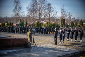 Uczestnicy uroczystości z okazji Narodowego Dnia Pamięci Żołnierzy Wyklętych, które odbyły się na cmentarzu Marynarki Wojennej. Wśród nich Elżbieta Sierżęga - wiceprzewodnicząca Rady Miasta (piąta od lewej) i radny Zenon Roda (czwarty od lewej) // fot. st. chor. szt. mar. Piotr Leoniak