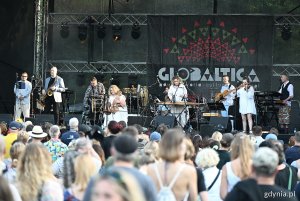 Kapela ze Wsi Warszawa & Bassałyki podczas występu na 20. Globaltice