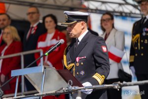 Kmdr por. Grzegorz Skwarek z Komendy Portu Wojennego Gdynia czyta list od ministra obrony narodowej