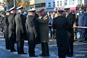 Wręczenie odznaczeń żołnierzom Marynarki Wojennej podczas uroczystości z okazji 105. rocznicy utworzenia Marynarki Wojennej 