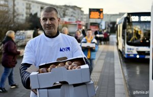 Akcja promocyjna PKA w Gdyni i Mercedesa z okazji tłustego czwartku. Na zdjęciu: Lech Żurek, prezes Przedsiębiorstwa Komunikacji Autobusowej //  fot. Kamil Złoch