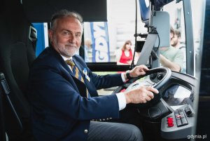 Inauguracja nowych elektrobusów marki Mercedes-Benz przy Muzeum Emigracji w Gdyni - Wojciech Szczurek w kabinie kierowcy, fot. Kamil Złoch