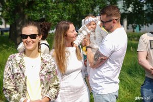 Uczestnicy akcji sadzenia Drzewka Życia w Parku Centralnym