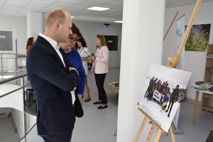 Wernisaż pełen nadziei. Na zdjęciu: Bartosz Bartoszewicz, wiceprezydent Gdyni ds.jakości życia. // fot. Michał Kowalski