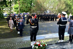 Na pierwszym planie marynarz składający kwiaty od senatora Sławomira Rybickiego przed pomnikiem Obrońców Wybrzeża na Cmentarzu Wojennym w Redłowie. Na końcu schodów stoi senator Sławomir Rybicki, a za nim inne delegacje // fot. Magdalena Czernek