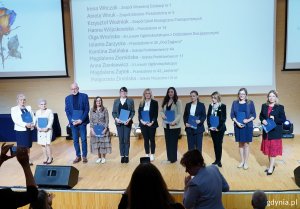 Nagrodzeni i wyróżnieni w towarzystwie wiceprezydentki Oktawii Gorzeńskiej