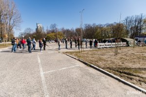 Kolejka do majówkowego punktu szczepień, który działa na parkingu przy ul. Zawiszy Czarnego 1 w Gdyni // fot. Karol Stańczak