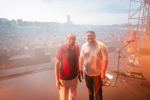 Dwaj mężczyźni na scenie