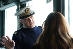 Dow&oacute;dca fregaty Jean-Ythier Verly rozmawia z prezydent Aleksandrą Kosiorek