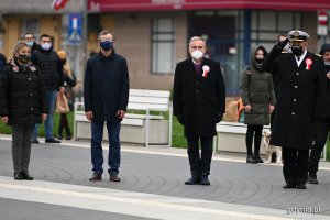 W uroczystościach z okazji Święta Niepodległości uczestniczyli m.in. (od lewej): poseł Marek Rutka, prezydent Gdyni Wojciech Szczurek, kontradm. Mirosław Jurkowlaniec- dowódca 3. Flotylli Okrętów. Za nimi - mieszkańcy uczestniczący w obchodach // fot. Michał Puszczewicz