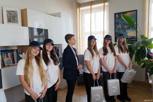Laureaci Międzynarodowego Festiwalu Piosenki i Tańca w Koninie w gabinecie wiceprezydentki Gdyni