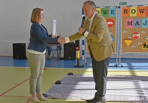Prezydent Wojciech Szczurek wręcza nagrodę główną dla szkoły na ręce wicedyrektor Izabeli Biniewicz // fot. Magdalena Czernek
