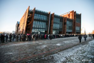 Tłumy ludzi przed Europejskim Centrum Solidarności w kolejce, aby pożegnać się z prezydentem Gdańska // fot. Karol Stańczak