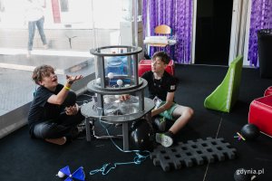 Dwaj chłopcy bawiący się przy stanowisku Centrum Nauki Experyment w strefie Kids Zone na Open'erze // fot. Karol Stańczak