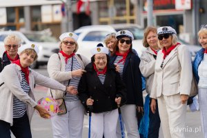 Gdyńskie seniorki. W środku pani Ewa, kt&oacute;ra ma 90 lat i uczestniczy we wszystkich ważnych wydarzeniach w Gdyni