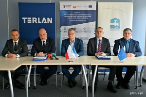 Od lewej: Jakub Wiernicki &ndash; dyrektor ds. realizacji i rozwoju firmy Terlan, Marek Borkowski &ndash; prezes zarządu firmy Terlan, wiceprezydent Gdyni Rafał Geremek, Jacek Kieloch &ndash; prezes zarządu PEWIK Gdynia oraz Wiesław Kujawski &ndash; wiceprezes ds. eksploatacji PEWIK Gdynia podczas spotkania dotyczącego podpisania umowy na wymianę wodomierzy 