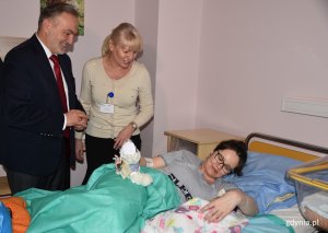 Nowonarodzonych gdynian i ich mamy odwiedził prezydent Wojciech Szczurek // fot. Magdalena Czernek