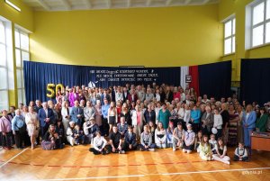 Pamiątkowe zdjęcie. Wśród gości pojawili się m.in. wiceprzewodniczący Rady Miasta Ireneusz Trojanowicz, naczelnik Wydziału Edukacji Iwona Tanewska, uczennice, uczniowie, grono pedagogiczne i absolwenci (fot. Magdalena Starnawska)