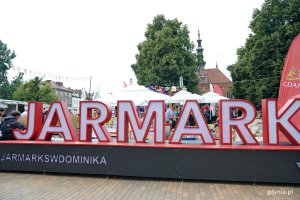 Biało-czerwony napis "Jarmark" przy Przystanku Równość na skwerze Heweliusza w Gdańsku