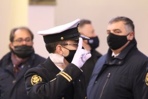Na pierwszym planie salutujący student. W tle inni uczestnicy mszy świętej z okazji stulecia Uniwersytetu Morskiego: Po prawej - prof. dr hab. inż. kpt. ż. w. Adam Weintrit - rektor Uniwersytetu Morskiego, po lewej - Marek Gróbarczyk - sekretarz stanu w Ministerstwie Infrastruktury // fot. Martyna Kidoń-Olejarz
