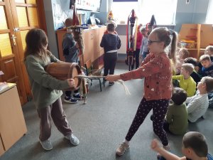 dziewczynka gra na kaszubskim instrumencie