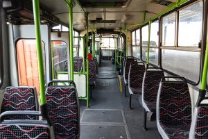 Wnętrze Ikarusa 280T, kt&oacute;ry już znajduje się na zajezdni PKT w Gdyni (fot. Kamil Złoch)