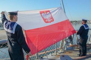 Na okrętach Marynarki Wojennej podniesiono wielką galę banderową // fot. kmdr ppor. Radosław Pioch 